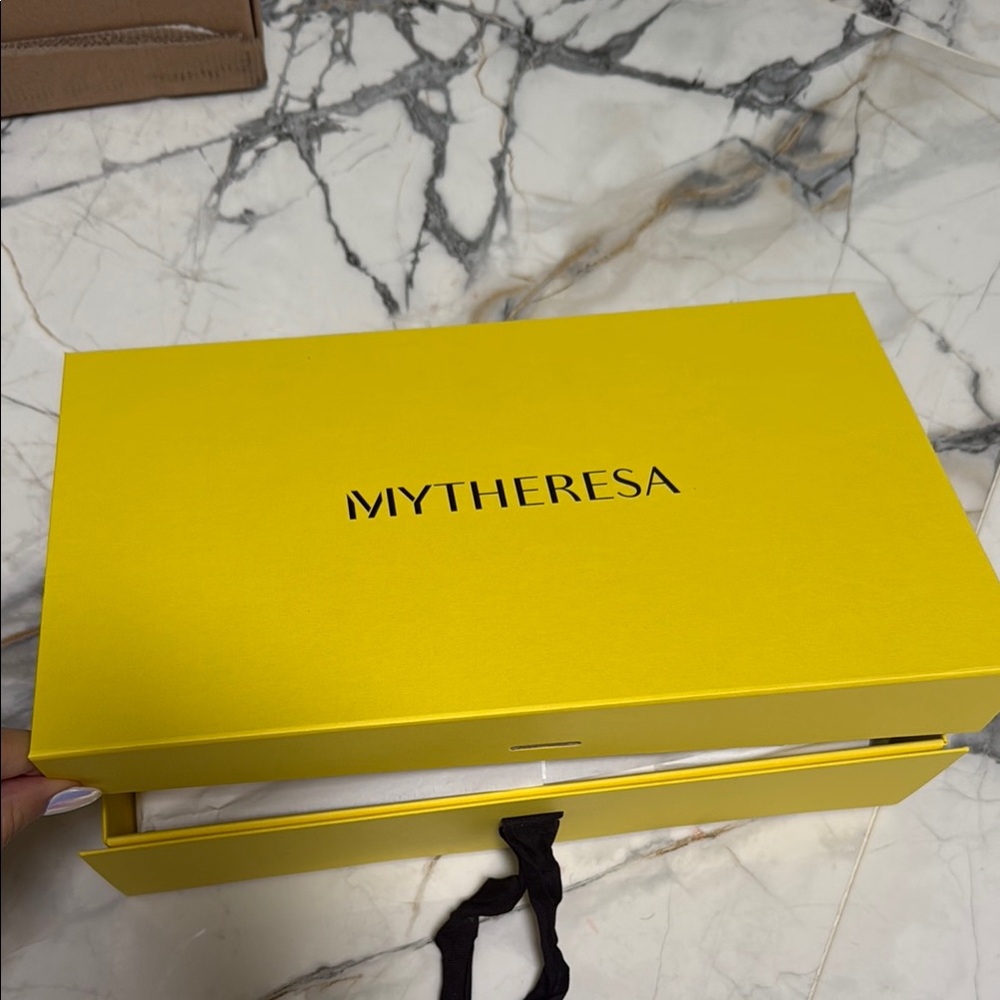 MYTHERESA Yellow Gift Box - Picture 2 of 12